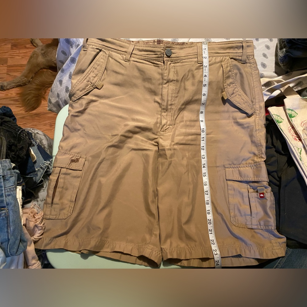 Tony Hawk khaki hybrid skate short in size mens 38.